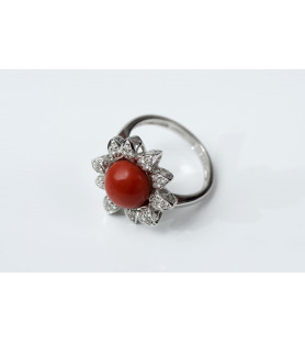 Ring with flower in white gold